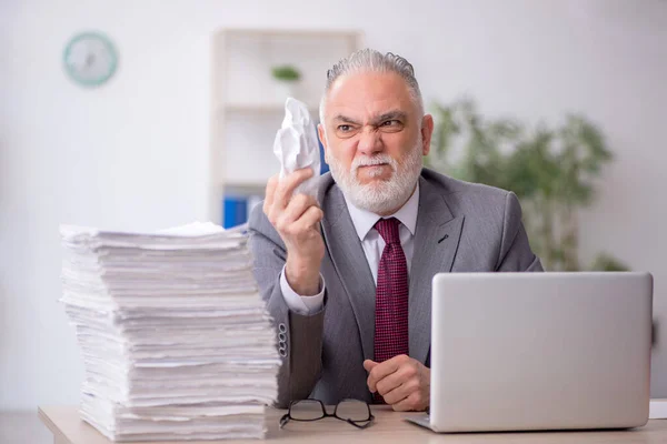 Old Employee Unhappy Excessive Work Workplace — Fotografia de Stock