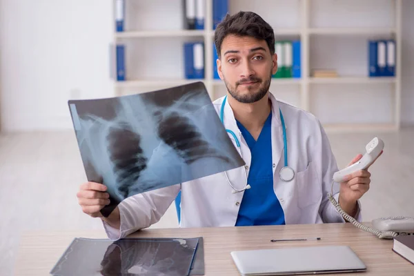 Klinikte Çalışan Genç Bir Erkek Radyolog — Stok fotoğraf