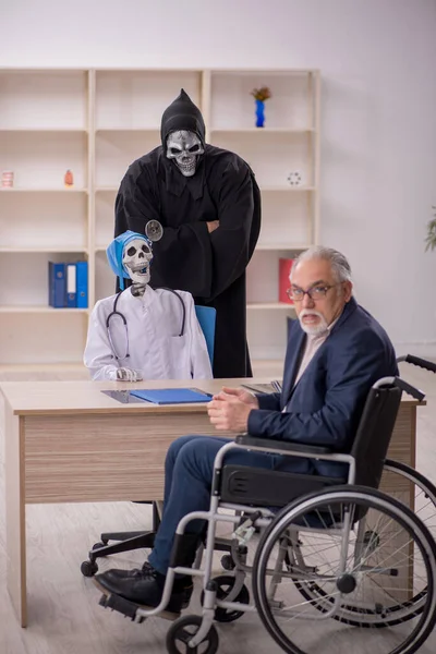 Gammal Manlig Patient Rullstol Besöker Två Djävulsläkare — Stockfoto