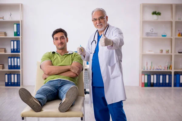Junge Patientin Besucht Alten Arzt Impfkonzept — Stockfoto