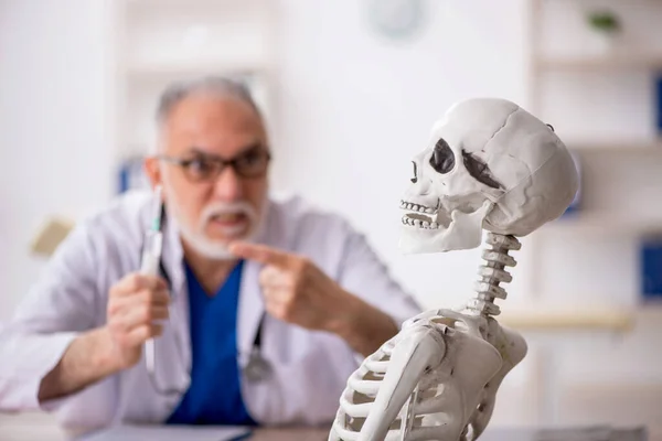 Viejo Doctor Examinando Esqueleto Hospital —  Fotos de Stock