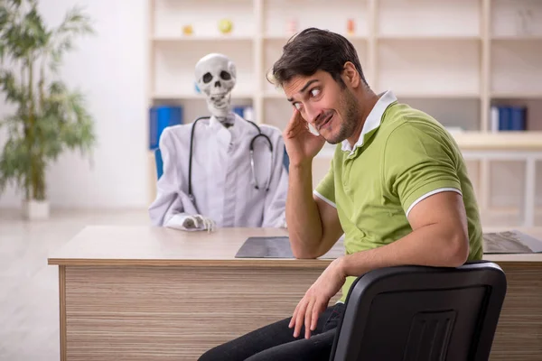 Junge Patientin Besucht Skelett Arzt — Stockfoto