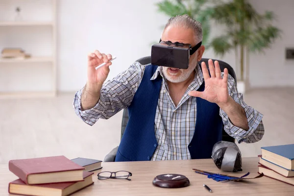 Old Writer Enjoying Virtual Glasses — Stock Photo, Image
