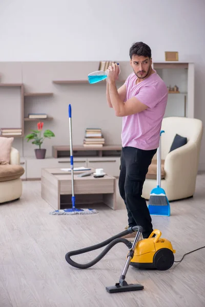 Νέος Εργολάβος Καθαρίζει Σπίτι — Φωτογραφία Αρχείου