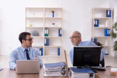 Ofiste çalışan iki meslektaşım.