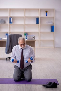 Mola sırasında spor egzersizleri yapan eski bir çalışan.