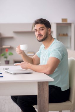 Salgın sırasında evden çalışan genç bir serbest çalışan.