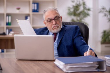 Ofiste çalışan eski bir çalışan.