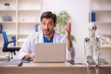 Teletıp konseptinde genç doktor