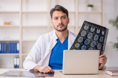 Klinikte çalışan genç bir radyolog.