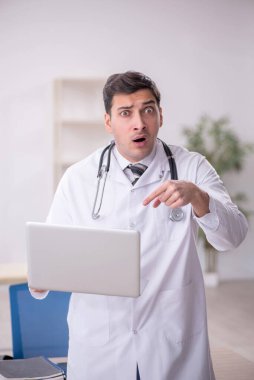 Teletıp konseptinde genç doktor