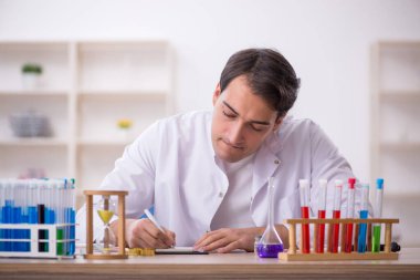Laboratuvarda çalışan genç bir kimyager.