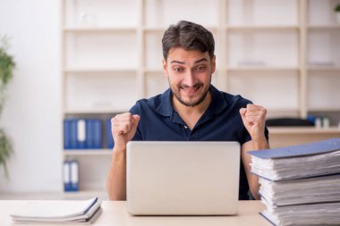 Genç çalışan işyerinde oturuyor.