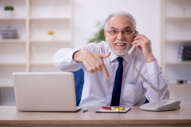 Ofiste çalışan eski patron.