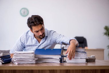 Genç işadamı işyerinde aşırı çalışmaktan memnun değil.