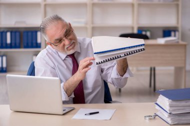 Eski çalışanım ve ofiste çok işim var.