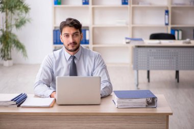 İş yerinde çalışan genç bir çalışan.