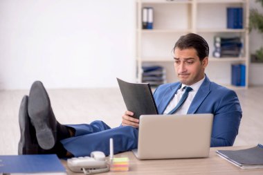 İş yerinde çalışan genç bir işadamı