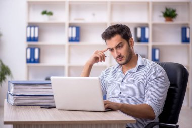 İş yerinde çalışan genç bir işadamı