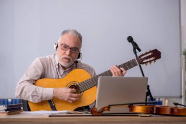 Sınıftaki eski müzik öğretmeni.