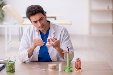 Hastanede çalışan genç bir dişçi.