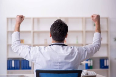 Hastanede çalışan genç erkek doktor.