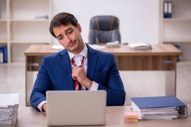 Genç işadamı ve ofiste çok fazla iş var.