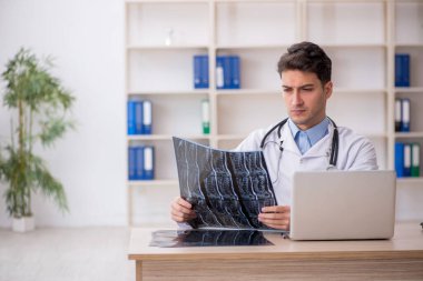 Klinikte çalışan genç bir radyolog.