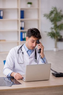 Teletıp konseptinde genç doktor