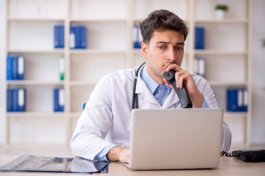 Teletıp konseptinde genç doktor