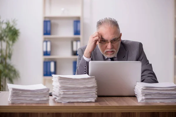 Old Employee Too Much Work Workplace — Foto de Stock