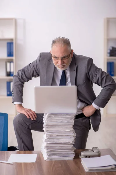 Old Employee Too Much Work Workplace — Foto Stock