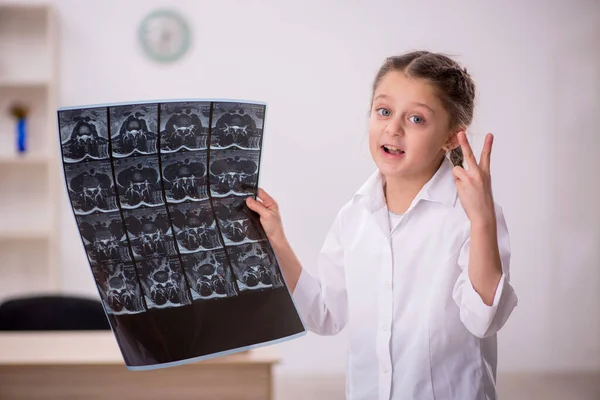 Маленькая Девочка Играет Доктора Рентгенолога Больнице — стоковое фото