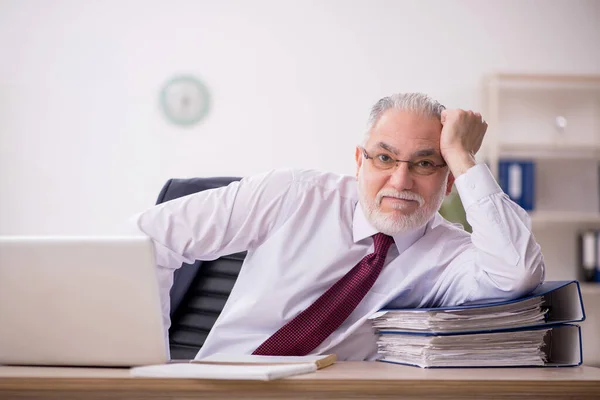 Old Businessman Employee Too Much Work Workplace — Stock Photo, Image