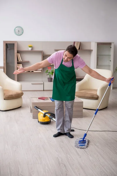 청소하는 청부업자 — 스톡 사진