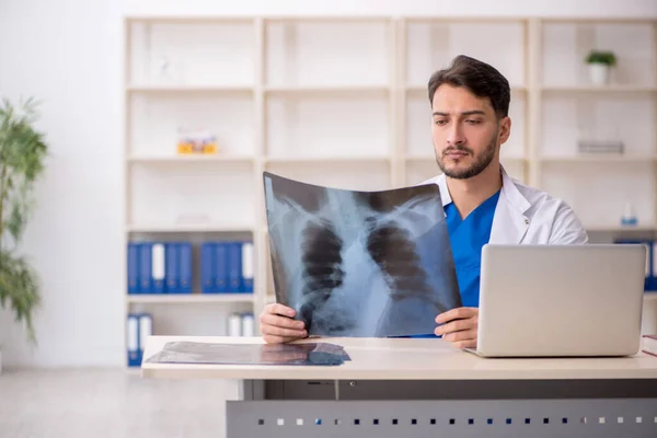 Молодой Врач Рентгенолог Работает Клинике — стоковое фото