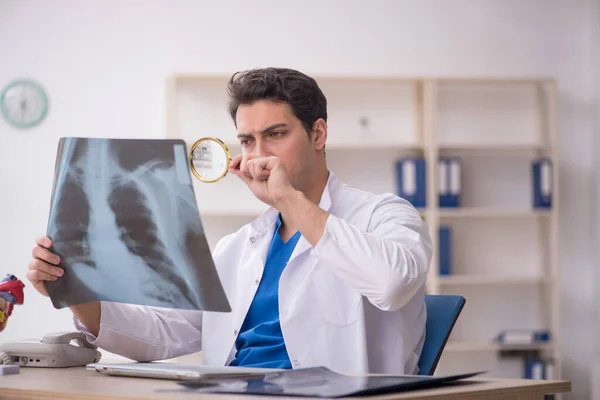 Ung Läkare Radiolog Som Arbetar Sjukhuset — Stockfoto