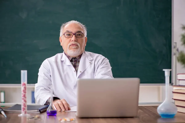 Old Teacher Chemist Sitting Classroom — Zdjęcie stockowe