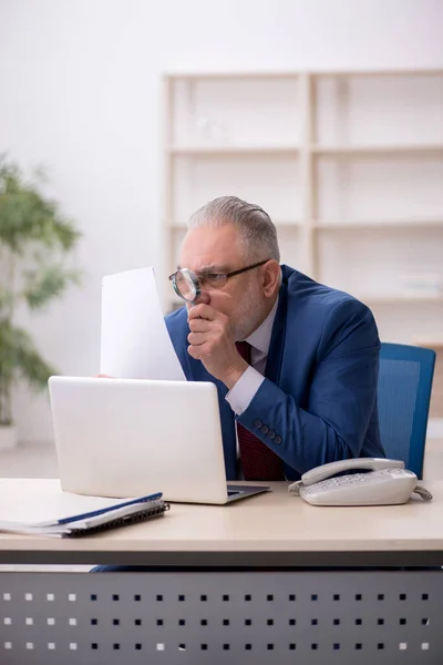 Old Employee Too Much Work Office — Stock Photo, Image
