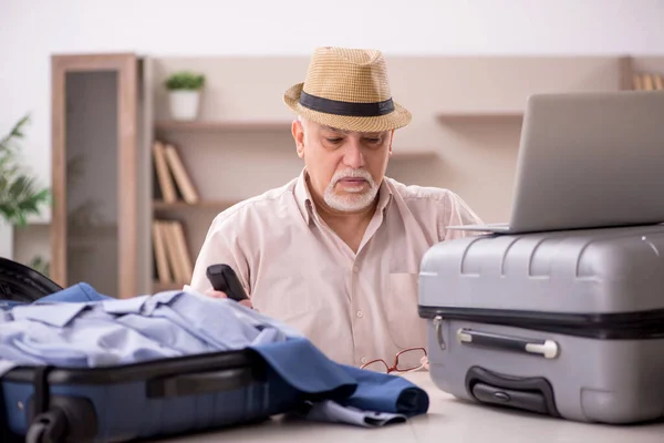 Aged Man Preparing Trip Home — Stock Photo, Image