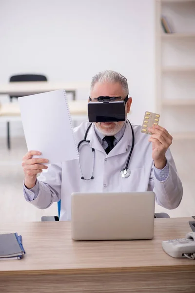 Old Doctor Wearing Virtual Glasses Hospital — Stockfoto