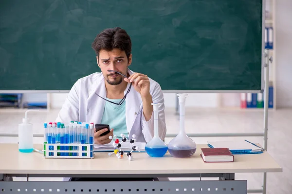 Jonge Chemicus Voor Schoolbord — Stockfoto