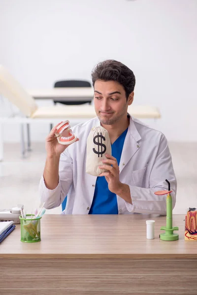 Young Dentist Remuneration Concept — Stockfoto
