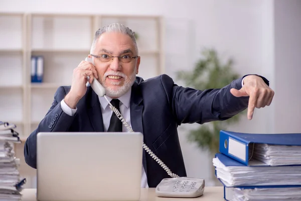 Old Employee Too Much Work Workplace — Stock Photo, Image