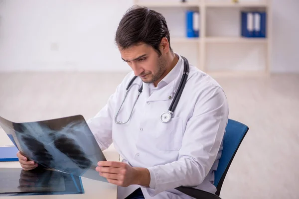 Молодой Врач Рентгенолог Работает Больнице — стоковое фото