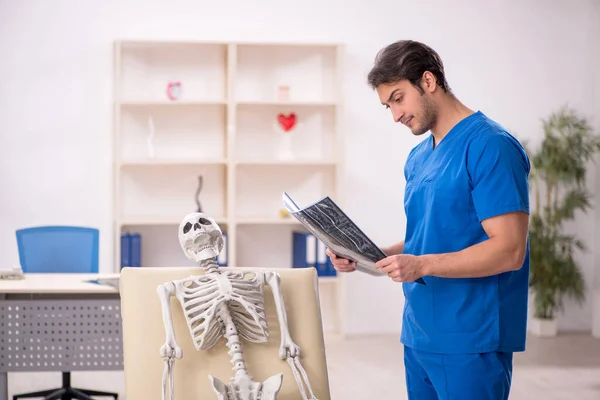 Young Doctor Skeleton Patient Hospital — Foto Stock