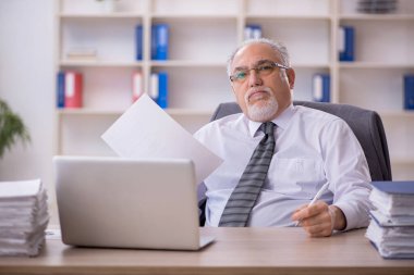 Ofiste çalışan eski bir işadamı.