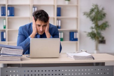 İş yerinde çalışan genç bir çalışan.