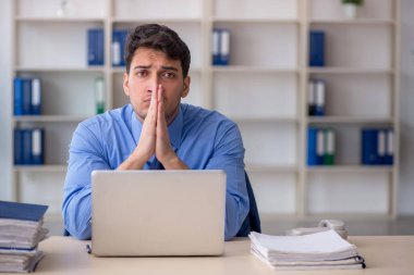 İş yerinde çalışan genç bir çalışan.