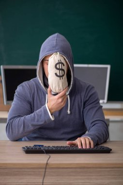 Sınıfta oturan genç hacker.